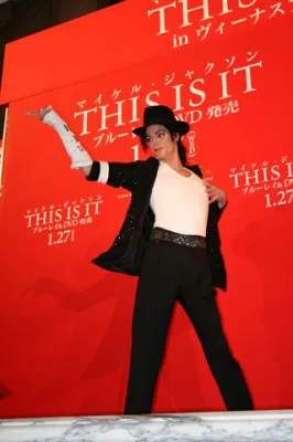 マイケルがお台場でポーズを決めた!? オリアンティとのライブ再び!!