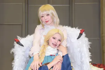 「ダンジョン飯」“キメラ化したファリン”コスプレ「4000枚の羽根&ドラゴン素材でキメラ化を表現」<東京コミコン2024>