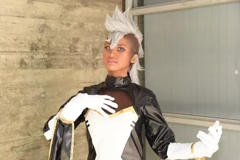 「X-MEN」ストームに扮するコスプレイヤー「ヌーディーな唇とモヒカンヘアーの再現にこだわり」＜東京コミコン2024＞