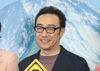 宇宙人と公表した角田晃広“高橋”がグニャッと曲げた10円玉片手に「信じてくれた?」<ホットスポット>