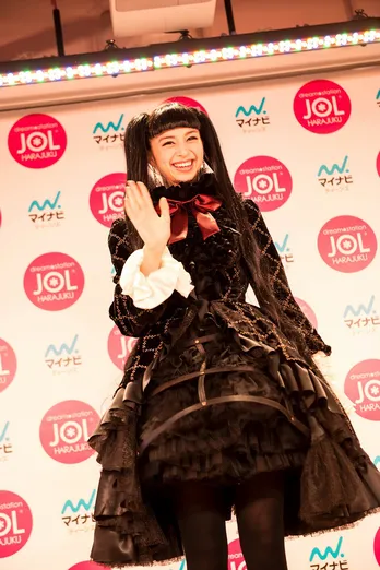 中条あやみ“アリス”が竹下通りに降臨！ 劇中バンドでの歌唱衣装を初披露