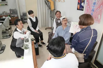 <明日のおむすび>北村有起哉“聖人”、糸島でスナックを営む池畑慎之介“ひみこ”に商店街活性化のアドバイスをもらう