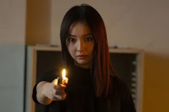 佐々木希“紗智子”、渋谷凪咲“麗奈”の父・板尾創路“稔”の周辺を探る「私のことかなり警戒してるみたい」＜地獄の果てまで連れていく＞