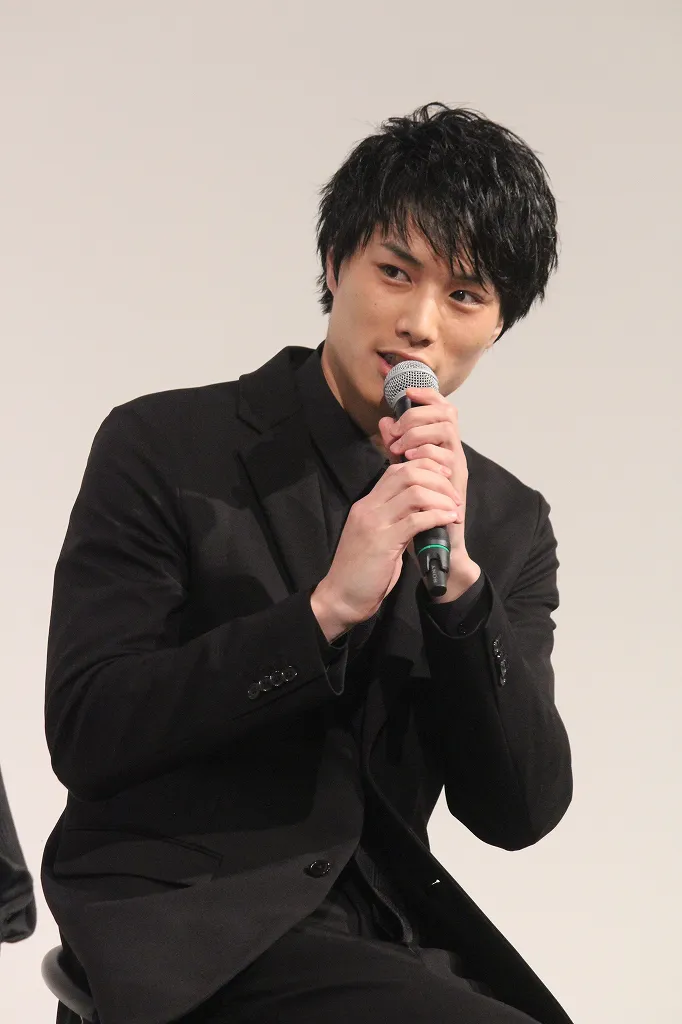 鈴木は自身が演じる京田について「まあ、自分で言うのもなんですが、好青年です」とコメント