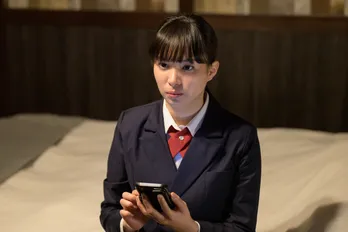 関水渚“クロミ”が学生服姿で登場、再びのブラックぶりに驚がく＜家政婦クロミは腐った家族を許さない＞