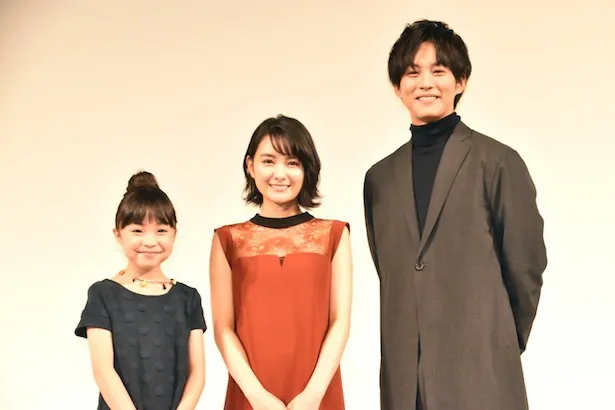 完成披露試写会に出席した新井美羽、葵わかな、松坂桃李(左から)