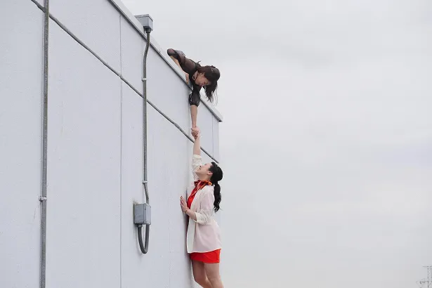 【写真を見る】ドラマ「女子力」のワンシーン。加藤演じる主人公がビルの屋上で一大事に!?