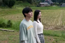 納屋に閉じ込められた馬場ふみか“アリスさん”と佐藤瑠雅“晴海”は、1枚の毛布で寒さをしのぐ<アリスさんちの囲炉裏端>