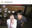 【写真】芳根京子&鈴木伸之、カメラ目線でお煎餅をパクッ