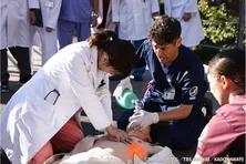 芳根京子“まどか”、決死の心臓マッサージ…ひたむきさが滲み出た第1話がTVerで配信<まどか26歳、研修医やってます!>