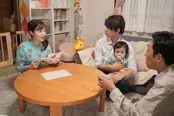 【写真】子どもを抱く翔也(佐野勇斗)と目を輝かせて話す結(橋本環奈)