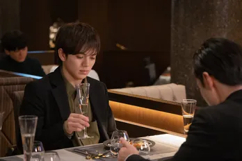 宮近海斗“聖”&葵わかな“小和”、それぞれの元カノ&元カレに仕組まれ4人で食事へ「私が見てきた聖が全てではないんだな…」<ホンノウスイッチ>