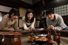 涙を流す馬場ふみか“アリスさん”を佐藤瑠雅“晴海”がバックハグ…2人の関係に進展が＜アリスさんちの囲炉裏端＞