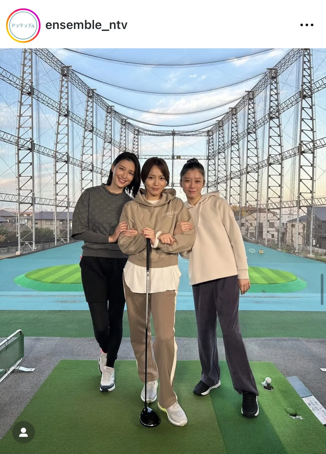 ゴルフ練習場でポーズを決める川口春奈＆橋本マナミ＆SUMIRE