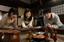 馬場ふみか“アリス”の涙と佐藤瑠雅“晴海”のバックハグに視聴者ドキッ「感情が追いつかないよ」＜アリスさんちの囲炉裏端＞