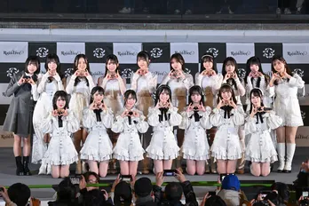 秋元康プロデュースの“Rain Tree”がメジャーデビュー「17人誰ひとり欠けずデビューの日を迎えられてうれしい」