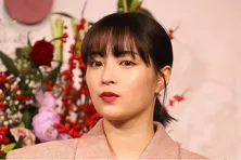 涙をこらえる名演技…広瀬すず、“泣くな”シーンのオフショットに「お芝居が凄すぎて…」の声<クジャクのダンス、誰が見た?>