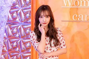 「ダマってられない女たち」ゲスト板野友美&藤田ニコル、ソロ&全身コーデ写真公開“あざとかわいい”仕草を披露