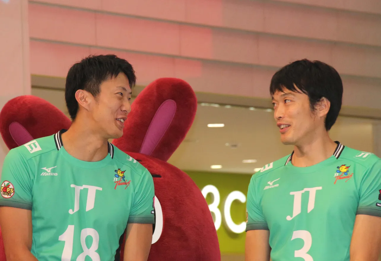JTサンダースの山本将平選手（左）とキャプテン・深津旭弘選手（右）
