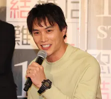 鈴木伸之、あざらしドクターKとともに3本指ピースのオフショットに「かわいい」の声<まどか26歳、研修医やってます!>