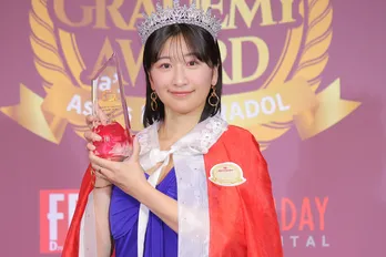 榎原依那、グラビアデビュー時は「毎日不安との戦い」　FRIDAYグラデミー賞で大賞に選ばれ涙「泣く予定じゃなかった」