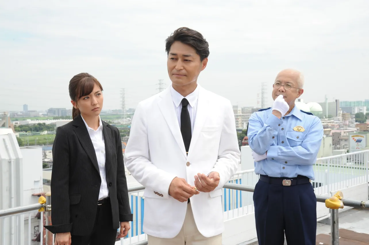 【写真を見る】安田顕が「白い刑事」として「日曜ワイド」に初登場！