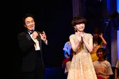 【写真】坂川陽香が昭和の歌番組を思わせる“玉ねぎヘア”で登場