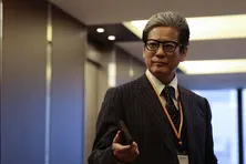 唐沢寿明が61歳で華麗なアクション披露、傘技を繰り出す“庵野”に視聴者「超人すぎる」＜プライベートバンカー＞