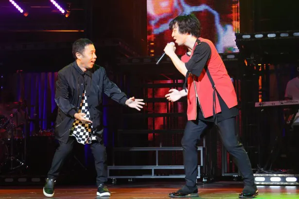 【写真を見る】三浦大知とのコラボシーン。岡村が「一番練習したんちゃうかな」と語ったダンスとは