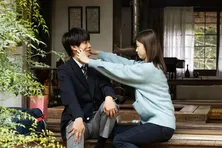 馬場ふみか“アリスさん”が高熱に…佐藤瑠雅“晴海”は献身的に看病をする＜アリスさんちの囲炉裏端＞