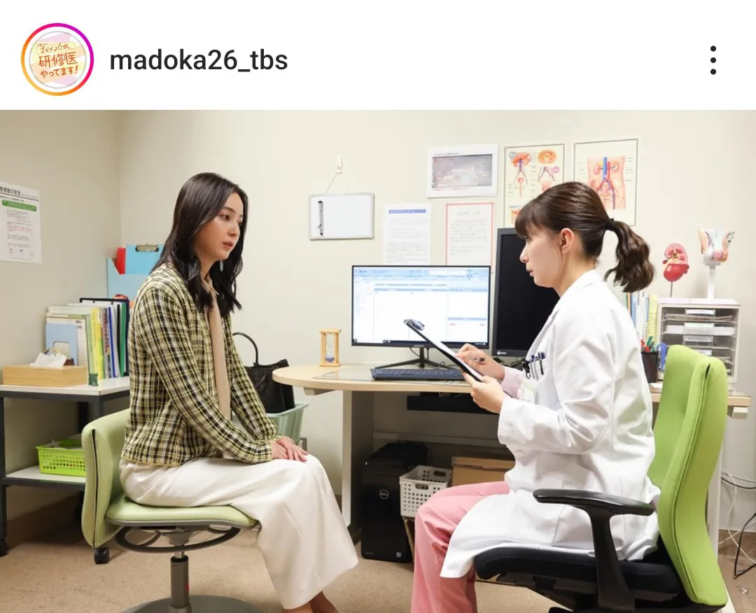 キャリアウーマン役の佐々木希と研修医役の芳根京子、問診中のシーンでツーショット