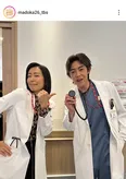 木村多江＆吉村界人、医師と研修医が白衣でツーショット