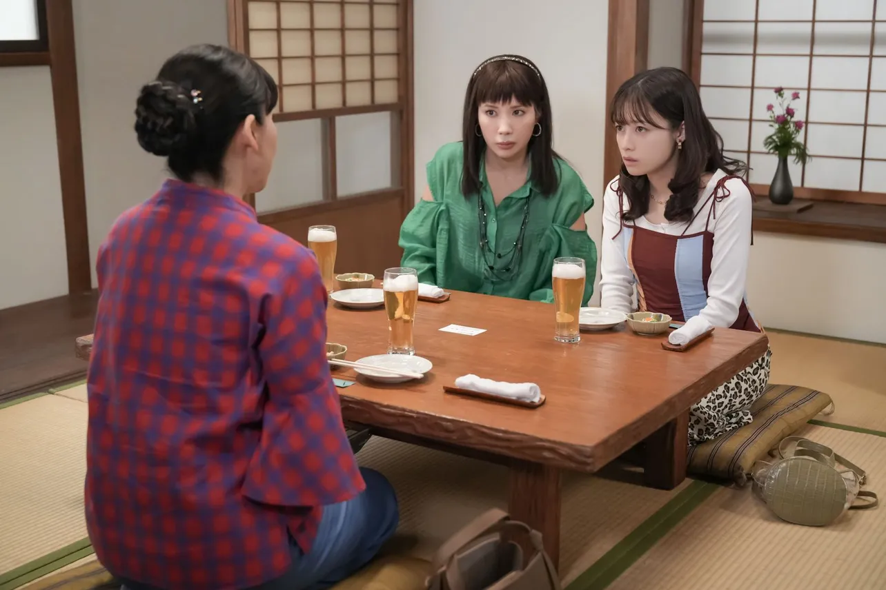 【写真】けげんな顔を浮かべ愛子(麻生久美子)を見る結(橋本環奈)&歩(仲里依紗)