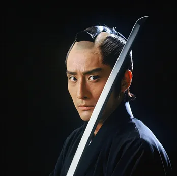 片岡孝夫“左門”が華麗な変装と居合い斬りで悪を成敗…時代劇「お命頂戴!」を全話無料放送 あらすじと見どころを紹介