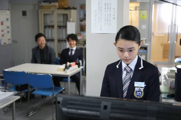 【写真を見る】第1話で駅員を演じた杉咲。愛らしい制服姿は必見