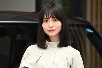長濱ねる、おろしたヘアアレンジでくつろぐ魅惑の微笑みショットに「かわい過ぎます」の声<アンサンブル>