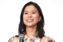 芳根京子“研修医・まどか”が仁王立ち…撮影中のオフショット公開<まどか26歳、研修医やってます!>