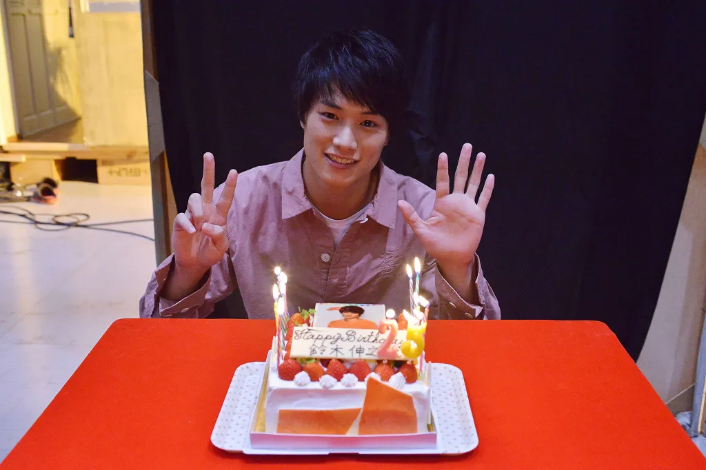 鈴木伸之が「今からあなたを脅迫します」の撮影現場で25歳の誕生日をお祝いされ、この笑顔！