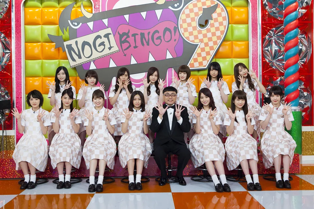 「9」のポーズで笑顔いっぱいの乃木坂46のメンバーとイジリ―岡田