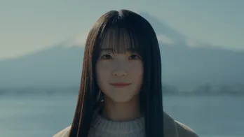 乃木坂46・6期生“夏組”4人目…山梨出身18歳“鈴木佑捺”、富士山背景に凛と歩く姿&対比する“あどけない幼少期フィルム写真”公開