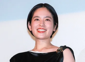 筧美和子が「ひこうき雲」をフランスの最高なロケーションで口ずさむ…動画公開にいいね！殺到