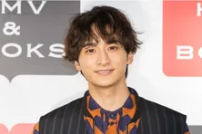 小関裕太、内田理央とスーツ姿でピース…ほほ笑ましいツーショットに「再共演楽しみ」の声<問題物件>