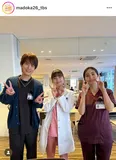芳根京子&堀田茜＆溝端淳平、3人がダブルピースするオフショット
