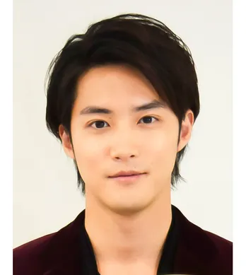 白石隼也がヘルメット片手にグッドポーズする姿に「笑顔でポーズしていてかわいい」の声＜ホットスポット＞