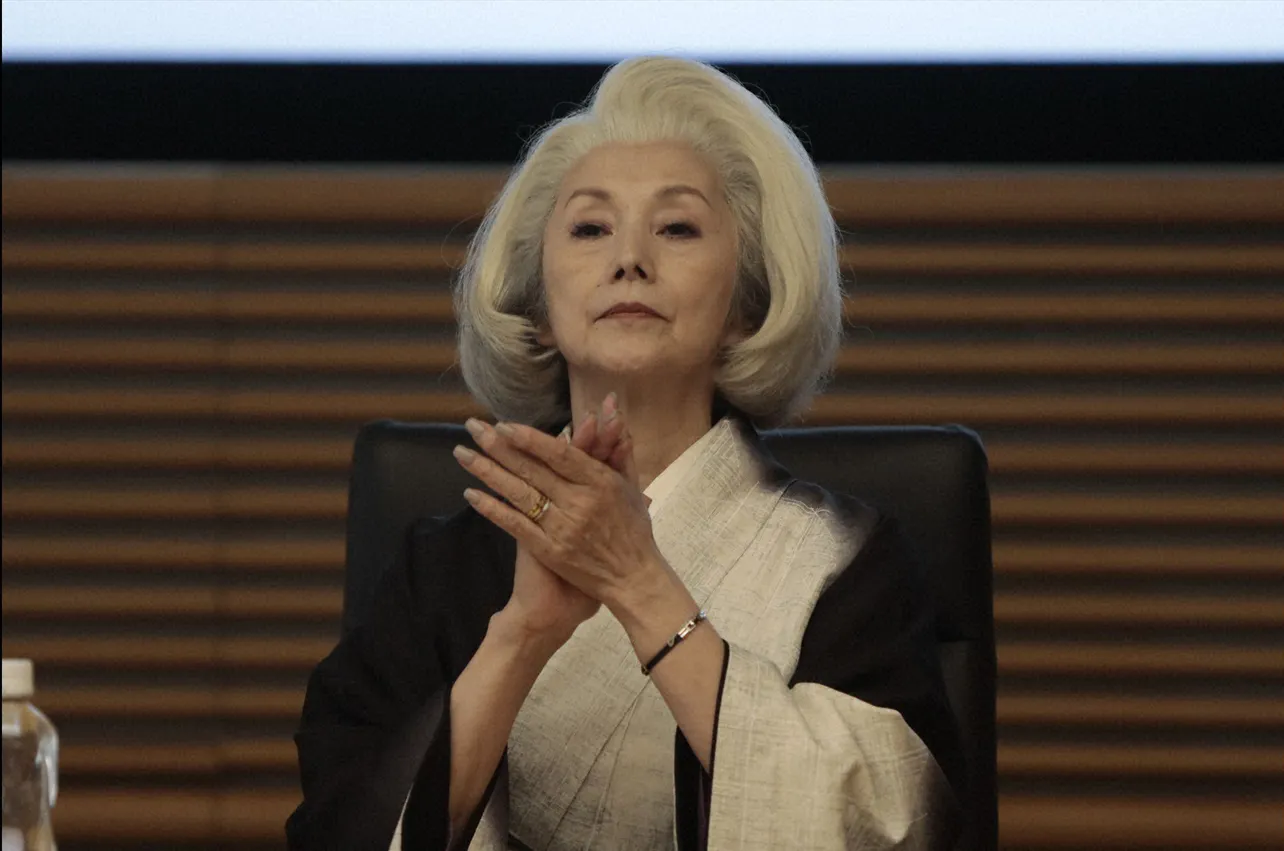 富豪一家の絶対的権力者として君臨する美琴(夏木マリ)