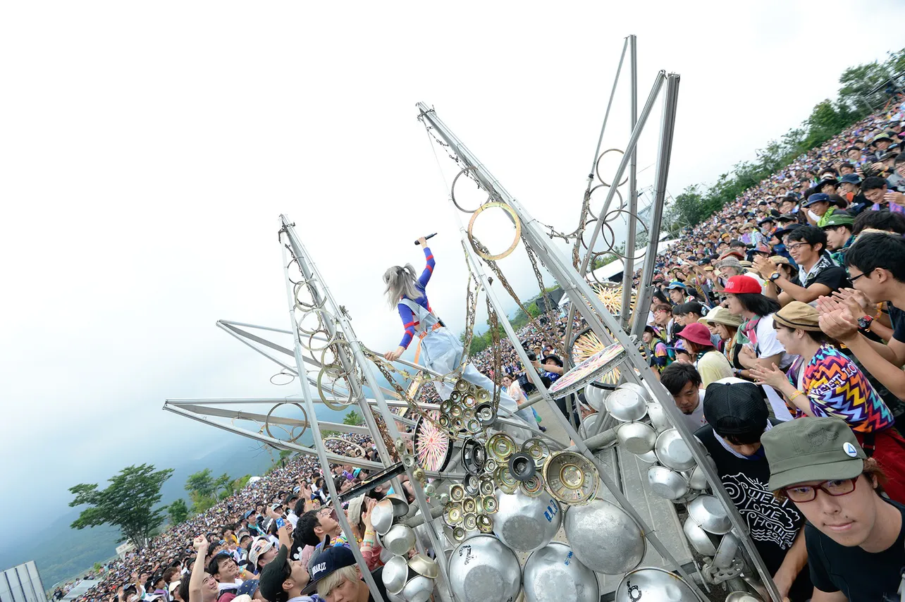 【写真を見る】水曜日のカンパネラ・コムアイは、「マッドマックス」風の山車(？)に乗ってステージに乱入！（Photo by 岸田哲平）