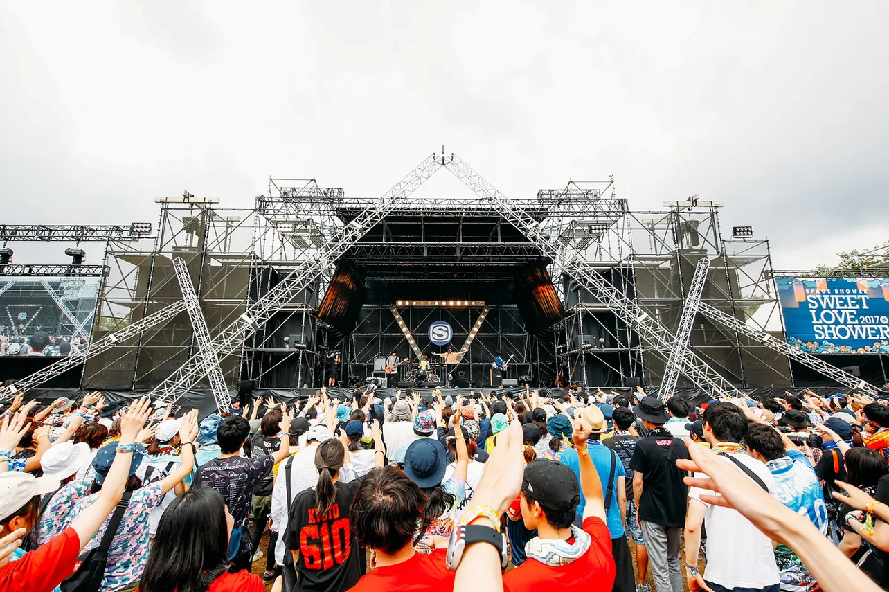 FOREST STAGEのオープニングアクトを務めたSHE'S（Photo by 西槇太一）