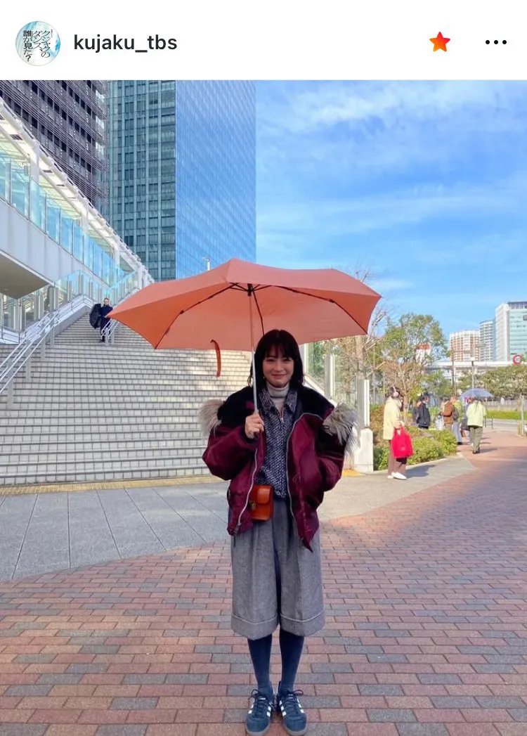 広瀬すず、晴天なのに雨傘を広げるお茶目な笑顔ショット