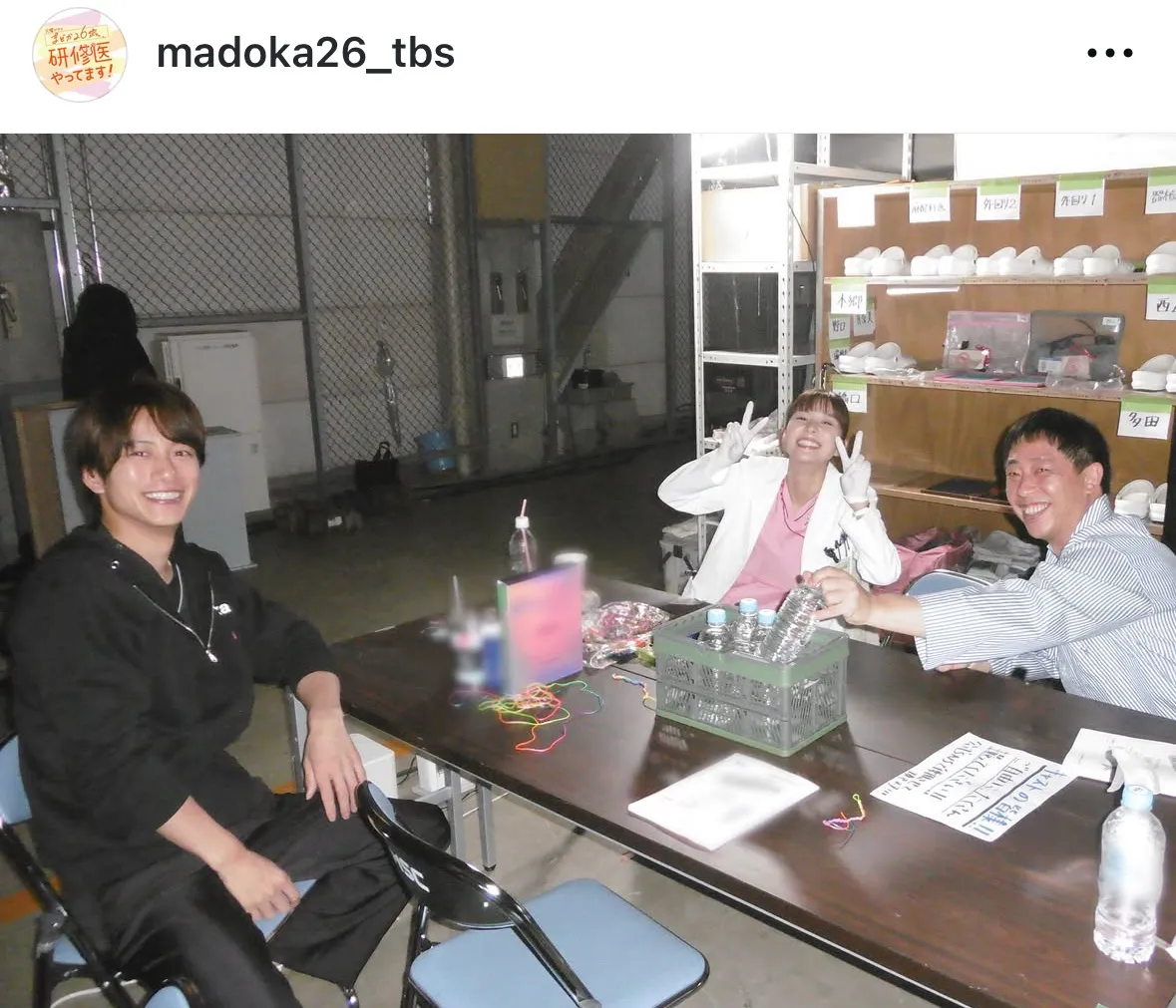 両手ピースをする芳根京子と、カメラに満面の笑みを見せる溝端淳平と森田哲矢