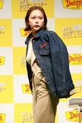村重杏奈が“デニデニ”姿でモデル風に決める